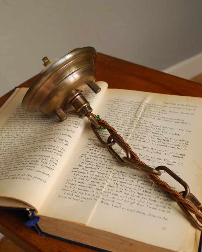 シャンデリア　照明・ライティング　ヴァセリンガラスのアンティークペンダントランプ（コード・シャンデリア電球付き・ギャラリーなし）。真鍮のカバー付きです引っ掛けシーリングタイプで加工してあります。(j-128-z)