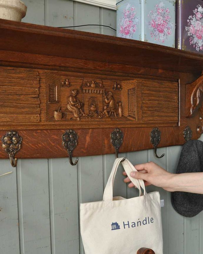 ウォールシェルフ・ウォールハンガー アンティーク家具 フランスアンティークのウッドシェルフ、真鍮製のフック付き(6個)。木製で存在感のある本格的なインテリアです。(j-1299-f)