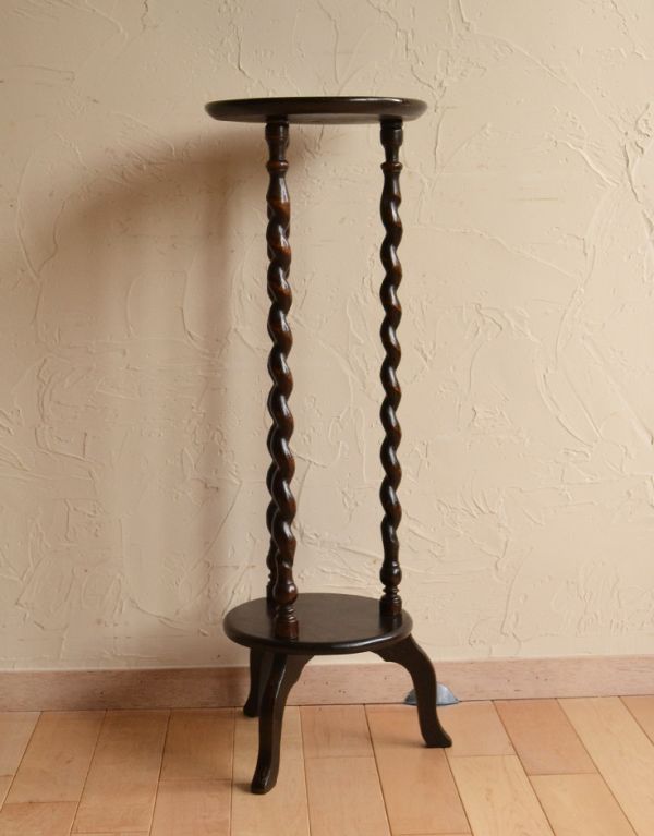 アンティーク家具　英国のアンティーク家具、３本脚のオケージョナルテーブル（花台）。水が流れていく様子を思わせる細くて美しいツイストの脚。(j-1309-f)