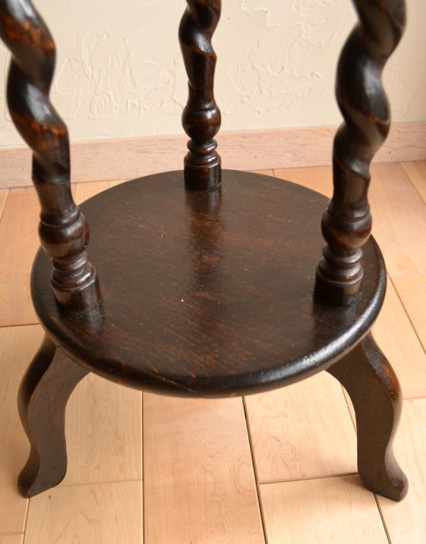アンティーク家具　英国のアンティーク家具、３本脚のオケージョナルテーブル（花台）。下に棚があるので、ここにもお花やオブジェを飾ることができますよ。(j-1309-f)