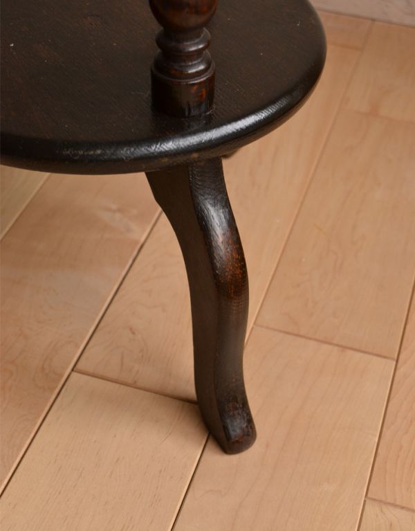 アンティーク家具　英国のアンティーク家具、３本脚のオケージョナルテーブル（花台）。美しい形の脚でしっかりテーブルを支えます。(j-1309-f)