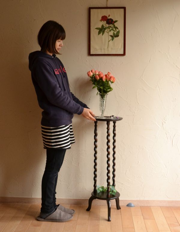 アンティーク家具　英国のアンティーク家具、３本脚のオケージョナルテーブル（花台）。お部屋の片隅に置いてあるだけでオシャレな空気に！持ち運びがしやすく、場所もとらないので重宝します。(j-1309-f)