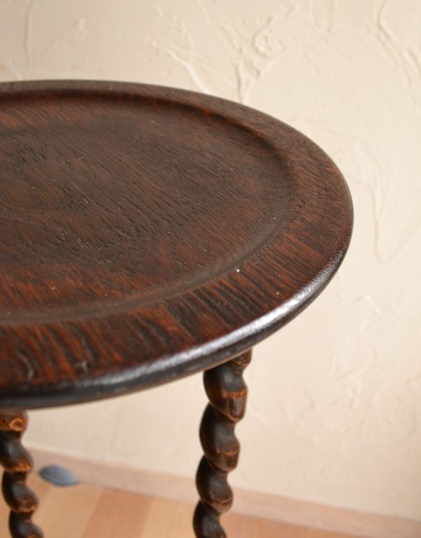 アンティーク家具　英国のアンティーク家具、３本脚のオケージョナルテーブル（花台）。角が丸いので小さなお子様にも安全です。(j-1309-f)