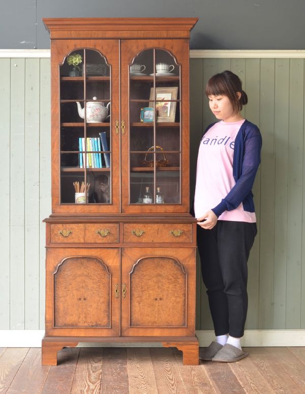 アンティークのキャビネット　アンティーク家具　英国からのアンティーク家具、大きなガラス扉のブックケース（本棚）。本棚としてはもちろん、グラスや食器を並べて飾り棚としても素敵ですよ。(j-1318-f)