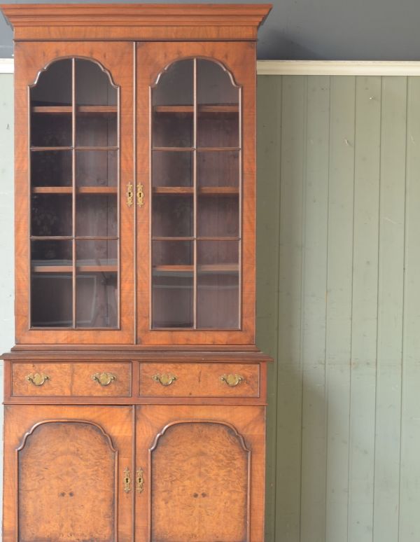 アンティークのキャビネット　アンティーク家具　英国からのアンティーク家具、大きなガラス扉のブックケース（本棚）。大きなガラスも当時のもの。(j-1318-f)