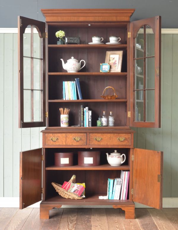 アンティークのキャビネット　アンティーク家具　英国からのアンティーク家具、大きなガラス扉のブックケース（本棚）。二枚扉の奥はたっぷり収納。(j-1318-f)