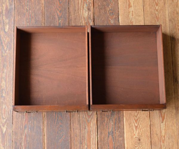 アンティークのキャビネット　アンティーク家具　英国からのアンティーク家具、大きなガラス扉のブックケース（本棚）。引き出しは２杯。(j-1318-f)