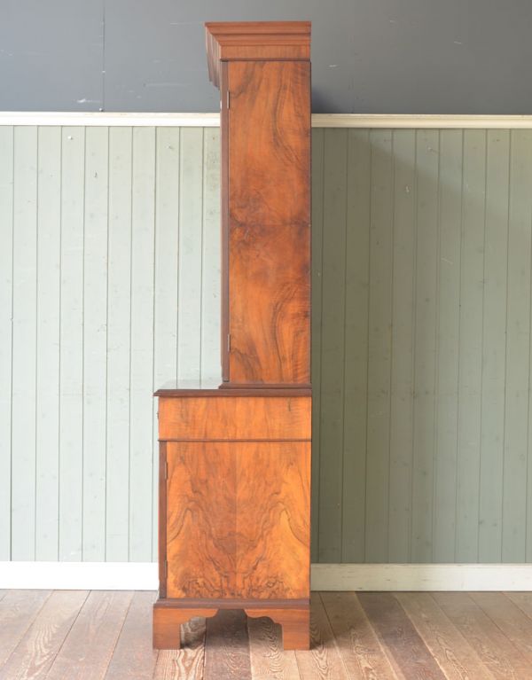 アンティークのキャビネット　アンティーク家具　英国からのアンティーク家具、大きなガラス扉のブックケース（本棚）。横から見てもピカピカです。(j-1318-f)