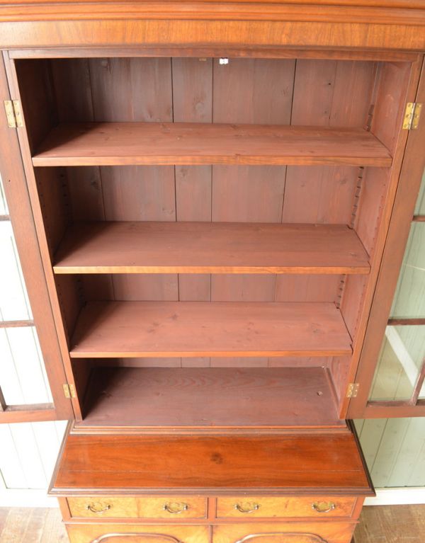 アンティークのキャビネット　アンティーク家具　英国からのアンティーク家具、大きなガラス扉のブックケース（本棚）。内側はキレイな状態です。(j-1318-f)