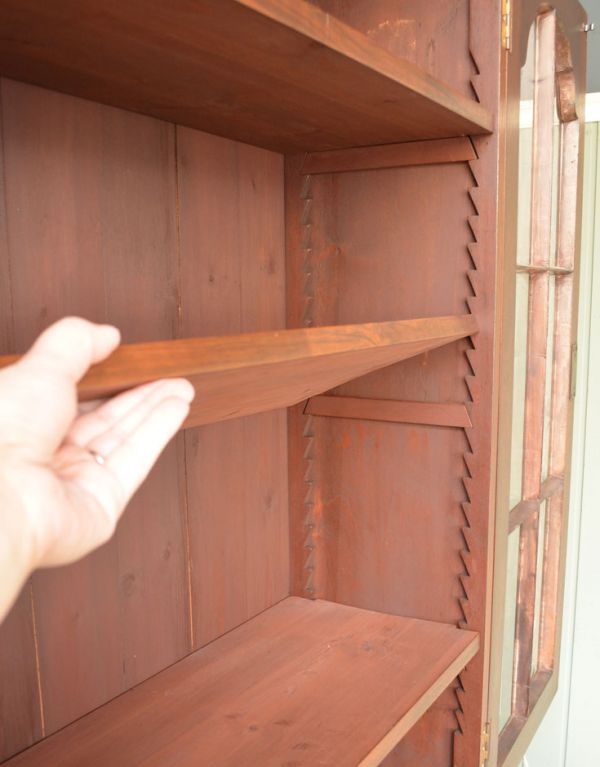 アンティークのキャビネット　アンティーク家具　英国からのアンティーク家具、大きなガラス扉のブックケース（本棚）。ガラス戸内の棚板は、取り外すことも可能です。(j-1318-f)