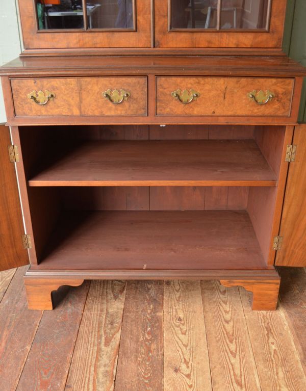 アンティークのキャビネット　アンティーク家具　英国からのアンティーク家具、大きなガラス扉のブックケース（本棚）。内側も茶色なので落ち着きがあってかっこいいです。(j-1318-f)