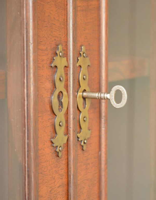 アンティークのキャビネット　アンティーク家具　英国からのアンティーク家具、大きなガラス扉のブックケース（本棚）。ガラス戸の取っ手です。(j-1318-f)