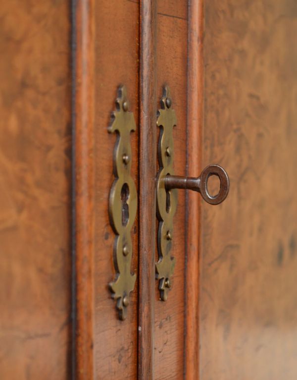 アンティークのキャビネット　アンティーク家具　英国からのアンティーク家具、大きなガラス扉のブックケース（本棚）。ガラス扉、下の木製扉、どちらの扉にも鍵穴があります。(j-1318-f)