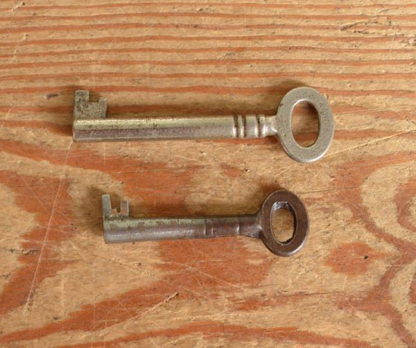 アンティークのキャビネット　アンティーク家具　英国からのアンティーク家具、大きなガラス扉のブックケース（本棚）。扉の鍵も、もちろんアンティーク。(j-1318-f)