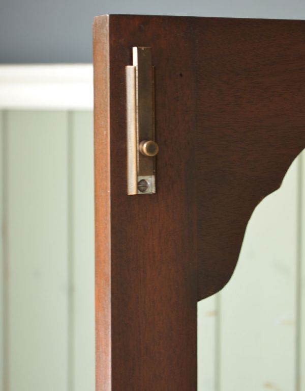 アンティークのキャビネット　アンティーク家具　英国からのアンティーク家具、大きなガラス扉のブックケース（本棚）。ガラス扉内には、ドアストッパーが上下２ヶ所に付いています。(j-1318-f)