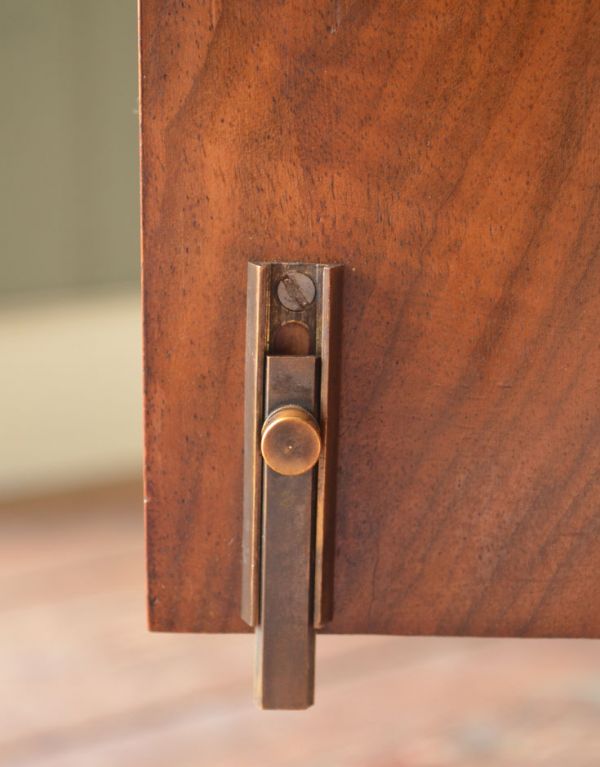 アンティークのキャビネット　アンティーク家具　英国からのアンティーク家具、大きなガラス扉のブックケース（本棚）。木製扉のストッパーです。(j-1318-f)