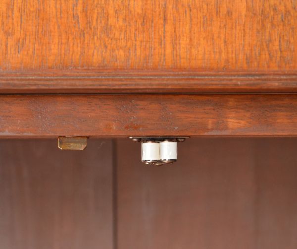 アンティークのキャビネット　アンティーク家具　英国からのアンティーク家具、大きなガラス扉のブックケース（本棚）。ガラス戸と板戸、両方にローラーキャッチャーが付いているので開け閉めはスムーズです。(j-1318-f)