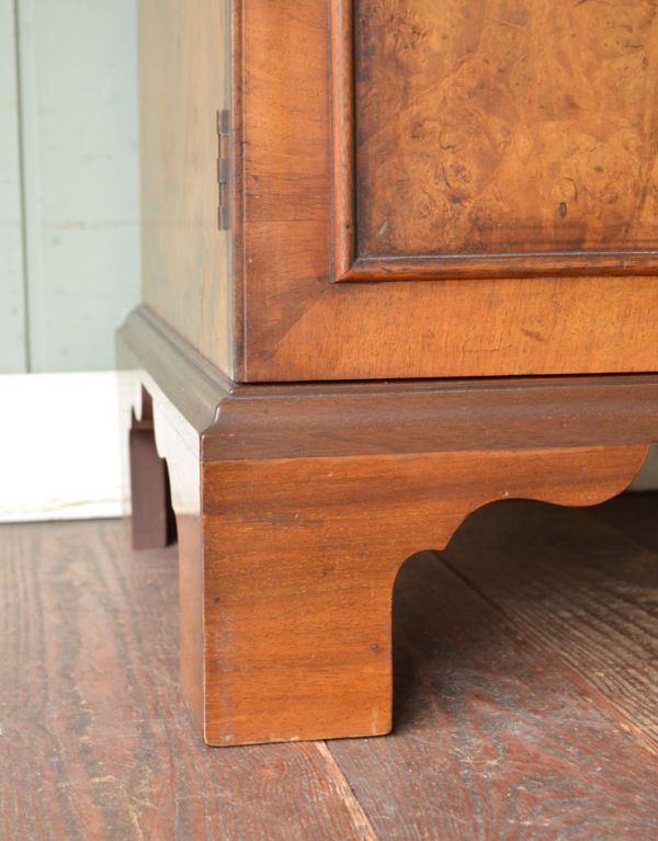 アンティークのキャビネット　アンティーク家具　英国からのアンティーク家具、大きなガラス扉のブックケース（本棚）。安定感のある脚がしっかり支えます。(j-1318-f)