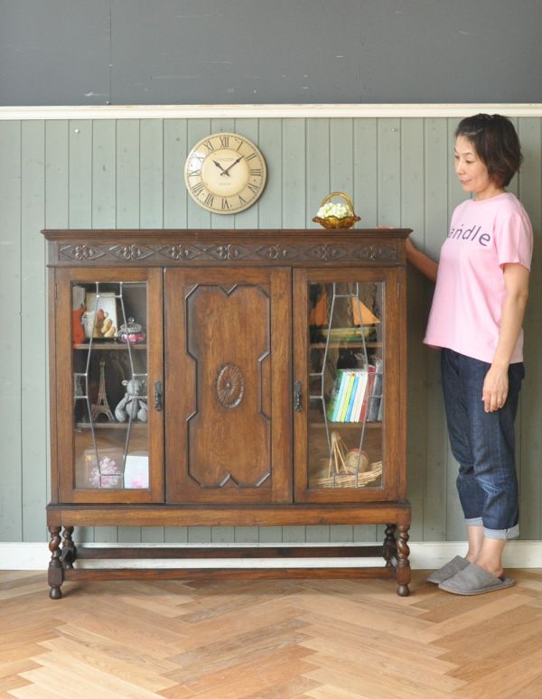 アンティークのキャビネット アンティーク家具 英国デザインの重厚感あるアンティーク家具、大容量のブックケース(本棚)。こんなキレイなキャビネットがあったら、開くだけで楽しい気持ちになります。(j-1329-f)