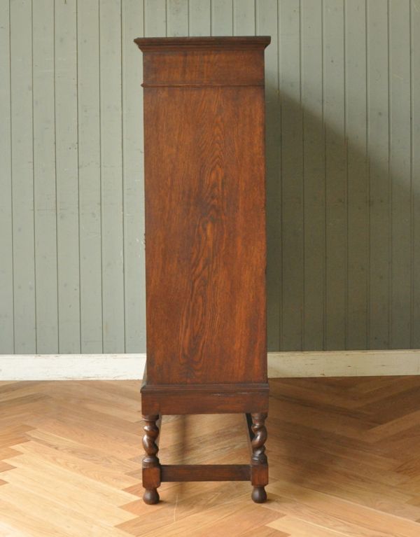 アンティークのキャビネット アンティーク家具 英国デザインの重厚感あるアンティーク家具、大容量のブックケース(本棚)。横から見てもピカピカです。(j-1329-f)