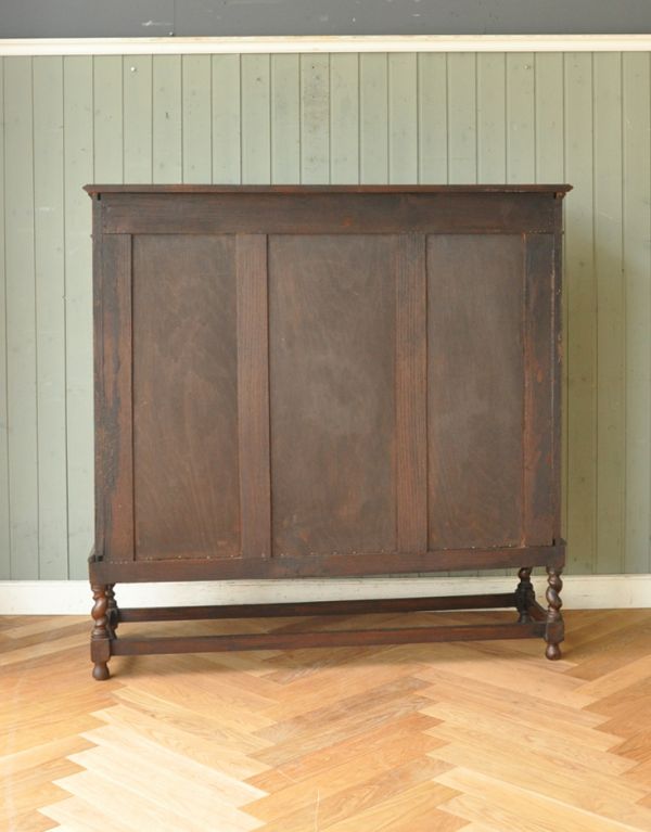 アンティークのキャビネット アンティーク家具 英国デザインの重厚感あるアンティーク家具、大容量のブックケース(本棚)。キチンとメンテナンスしてあるので、裏側もキレイです。(j-1329-f)