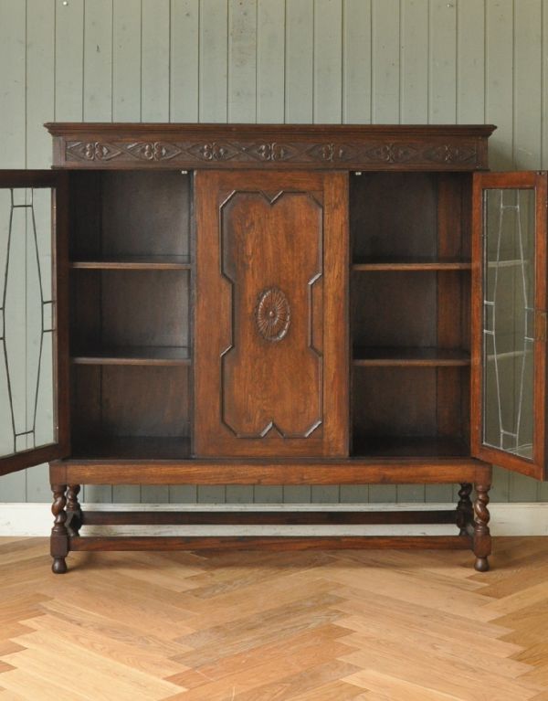 アンティークのキャビネット アンティーク家具 英国デザインの重厚感あるアンティーク家具、大容量のブックケース(本棚)。内側も茶色なので落ち着きがあってかっこいいです。(j-1329-f)