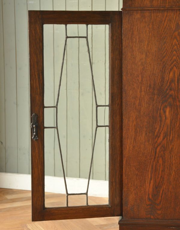 アンティークのキャビネット アンティーク家具 英国デザインの重厚感あるアンティーク家具、大容量のブックケース(本棚)。アンティークのガラスがキレイにはめ込んであります。(j-1329-f)