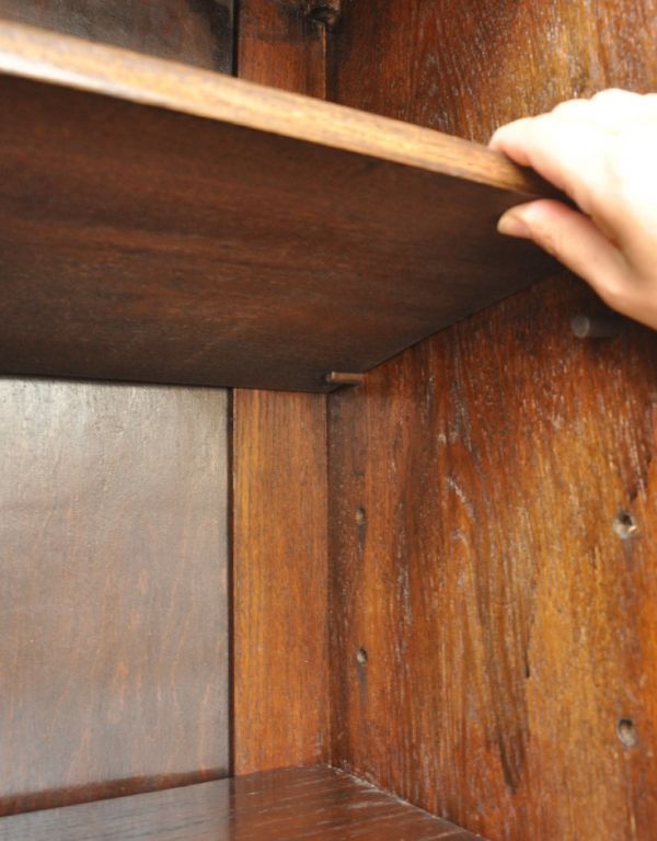 アンティークのキャビネット アンティーク家具 英国デザインの重厚感あるアンティーク家具、大容量のブックケース(本棚)。ガラス戸内の棚板は、取り外すことも可能です。(j-1329-f)