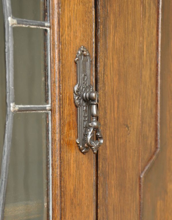 アンティークのキャビネット アンティーク家具 英国デザインの重厚感あるアンティーク家具、大容量のブックケース(本棚)。アンティークならではの重厚感のある取っ手です。(j-1329-f)