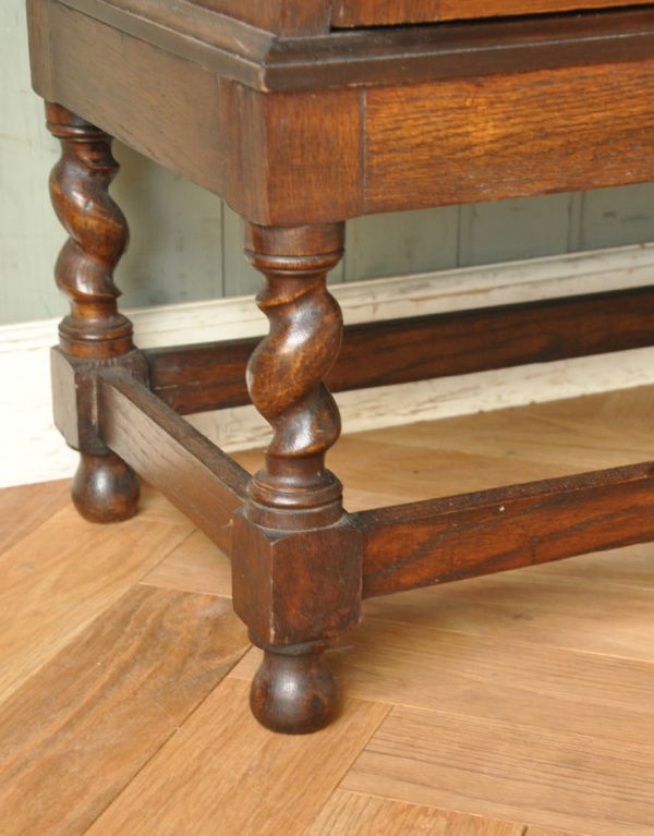 アンティークのキャビネット アンティーク家具 英国デザインの重厚感あるアンティーク家具、大容量のブックケース(本棚)。安定感のある脚がしっかり支えます。(j-1329-f)