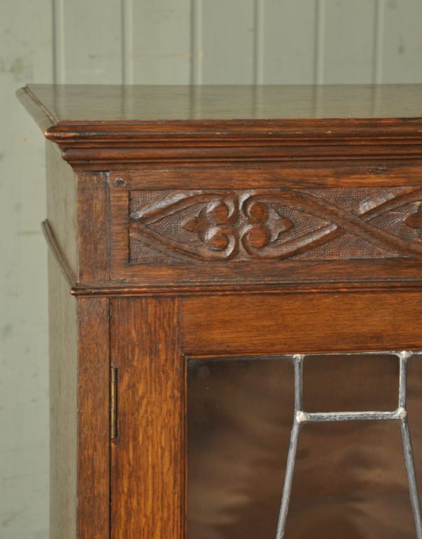 アンティークのキャビネット アンティーク家具 英国デザインの重厚感あるアンティーク家具、大容量のブックケース(本棚)。風格と品があるので、リビングはもちろん、和室や書斎、客間にも最適。(j-1329-f)