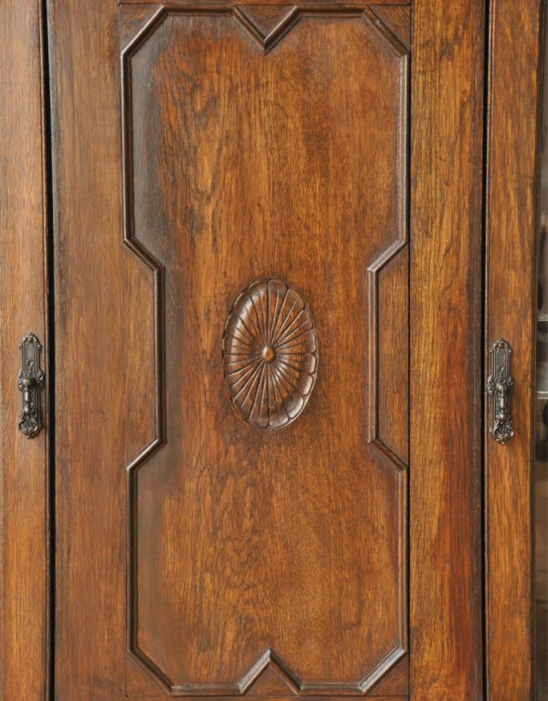 アンティークのキャビネット アンティーク家具 英国デザインの重厚感あるアンティーク家具、大容量のブックケース(本棚)。しっかりメンテナンスしてありますので安心して大切なものをディスプレイしてください。(j-1329-f)