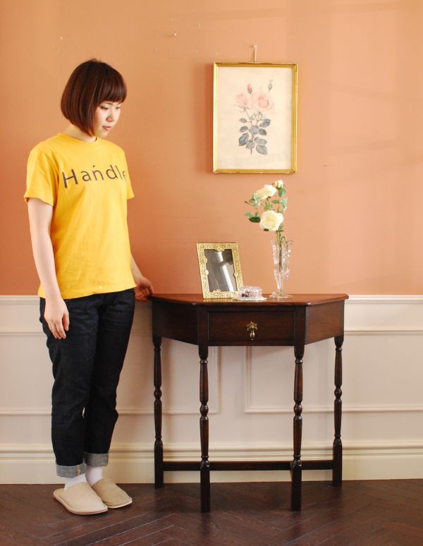 ロイドテーブル　アンティーク家具　落ち着いた茶色の英国アンティーク家具、コンソールテーブル。そっと壁に付けて置くだけで、オシャレな雰囲気に。(j-1337-f)