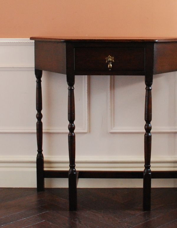 ロイドテーブル　アンティーク家具　落ち着いた茶色の英国アンティーク家具、コンソールテーブル。大人っぽいカラーで落ち着きがあります。(j-1337-f)