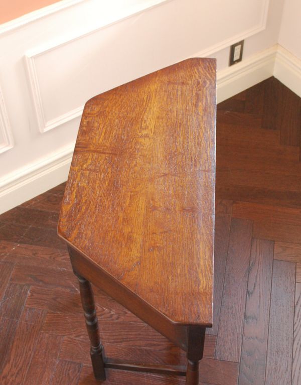 ロイドテーブル　アンティーク家具　落ち着いた茶色の英国アンティーク家具、コンソールテーブル。天板もキレイに仕上げました。(j-1337-f)