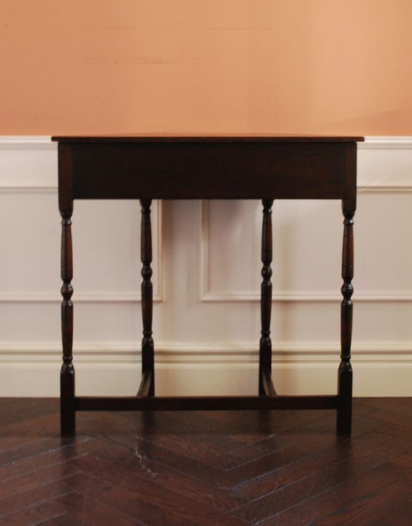 ロイドテーブル　アンティーク家具　落ち着いた茶色の英国アンティーク家具、コンソールテーブル。専門の職人によってお直ししていますが、アンティークは新品ではありません。(j-1337-f)