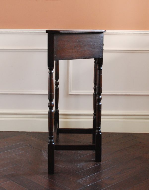 ロイドテーブル　アンティーク家具　落ち着いた茶色の英国アンティーク家具、コンソールテーブル。サイドはこんなにスッキリ！場所を取らないので使いやすいです。(j-1337-f)