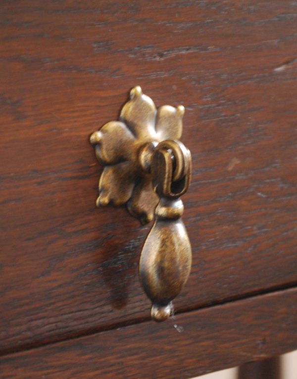 ロイドテーブル　アンティーク家具　落ち着いた茶色の英国アンティーク家具、コンソールテーブル。女性らしいドロップ形の取っ手がちょこんと付いています。(j-1337-f)