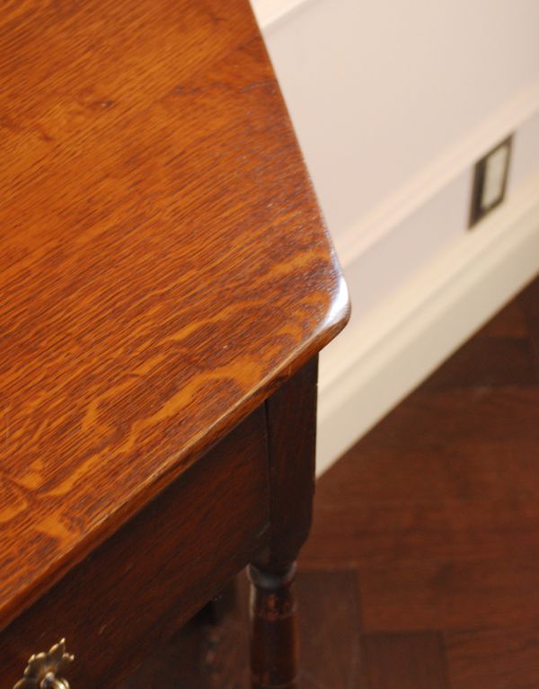 ロイドテーブル　アンティーク家具　落ち着いた茶色の英国アンティーク家具、コンソールテーブル。角もキレイな状態です。(j-1337-f)