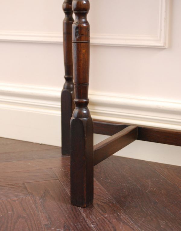 ロイドテーブル　アンティーク家具　落ち着いた茶色の英国アンティーク家具、コンソールテーブル。美しい脚がしっかりテーブルを支えます。(j-1337-f)