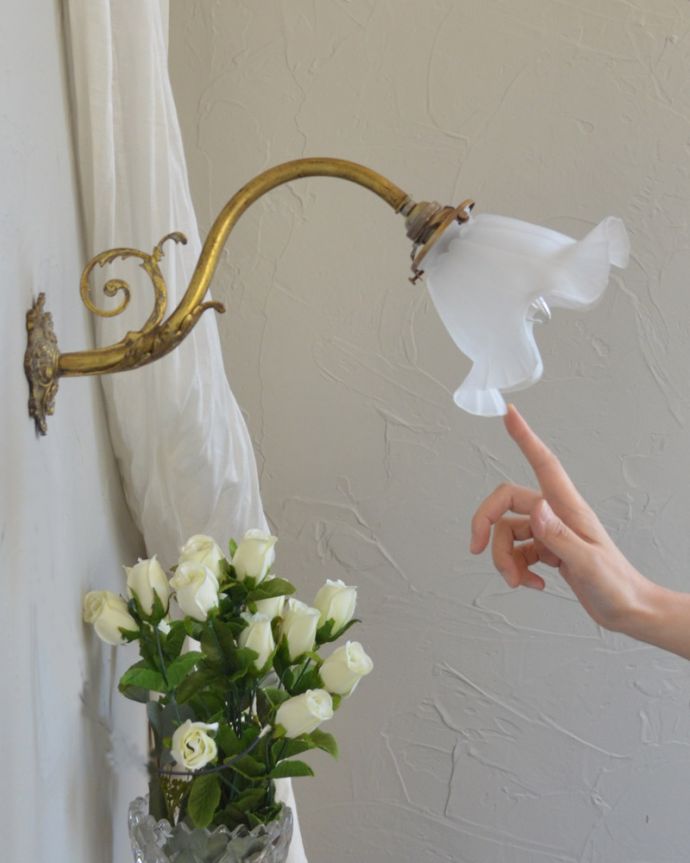 壁付けブラケット　照明・ライティング　植物をモチーフにした美しいフランスのアンティークウォールブラケット（Ｅ17シャンデリア球・ギャラリーA付き）。壁のアクセサリーでお部屋をオシャレに大変身日本ではあまり使わない壁付けのシャンデリア。(j-134-z)