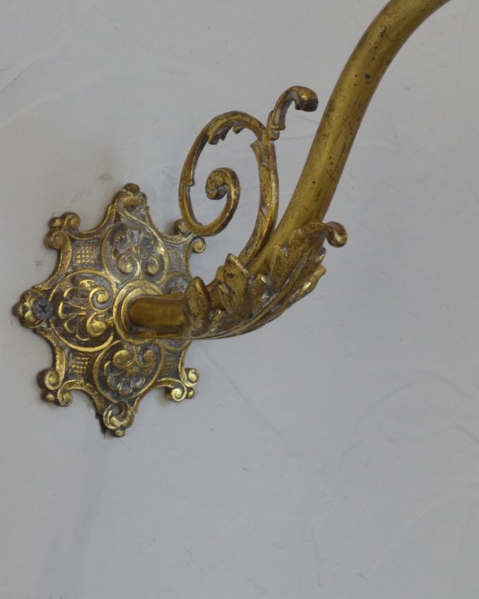 壁付けブラケット　照明・ライティング　植物をモチーフにした美しいフランスのアンティークウォールブラケット（Ｅ17シャンデリア球・ギャラリーA付き）。日本仕様で修復しましたHandleの照明はアンティーク専門の職人が時間をかけて、口金も配線も日本仕様の新しいものに修理しているので、新しい日本の照明器具と変わりません。(j-134-z)