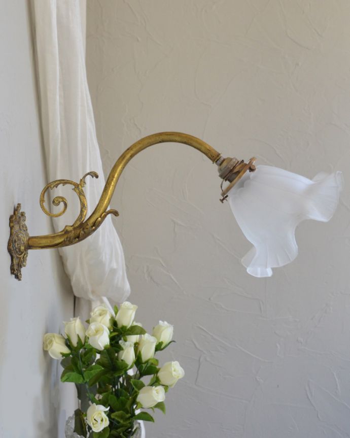 壁付けブラケット　照明・ライティング　植物をモチーフにした美しいフランスのアンティークウォールブラケット（Ｅ17シャンデリア球・ギャラリーA付き）。横から見ると･･･壁を彩るシャンデリアは横から見てもステキです。(j-134-z)
