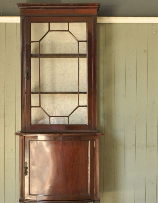アンティークのキャビネット アンティーク家具 上品なアンティークの英国家具、細長いガラスのショーケース。アンティークのガラスがキレイにはめ込んであります。(j-1342-f)