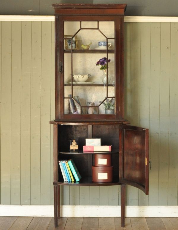 アンティークのキャビネット アンティーク家具 上品なアンティークの英国家具、細長いガラスのショーケース。食器や写真立て、本やDVDなどなど、たくさん飾ればディスプレイの幅が広がります!3段あるのでいろいろ飾れますよ。(j-1342-f)