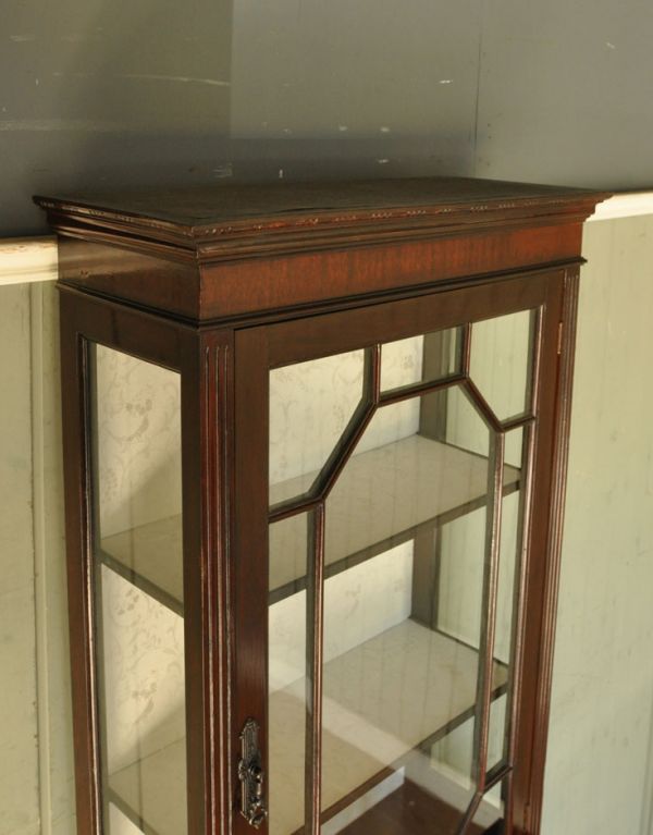 アンティークのキャビネット アンティーク家具 上品なアンティークの英国家具、細長いガラスのショーケース。天板もピカピカにお直ししました。(j-1342-f)
