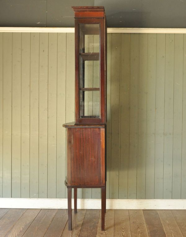 アンティークのキャビネット アンティーク家具 上品なアンティークの英国家具、細長いガラスのショーケース。サイドもガラスなので、どこから見ても美しいです!しっかり作られているので、安心してお使いいただけます。(j-1342-f)