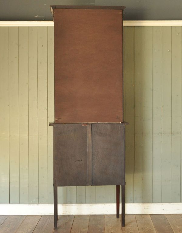 アンティークのキャビネット アンティーク家具 上品なアンティークの英国家具、細長いガラスのショーケース。キチンとメンテナンスしてあるので、裏側もキレイです。(j-1342-f)