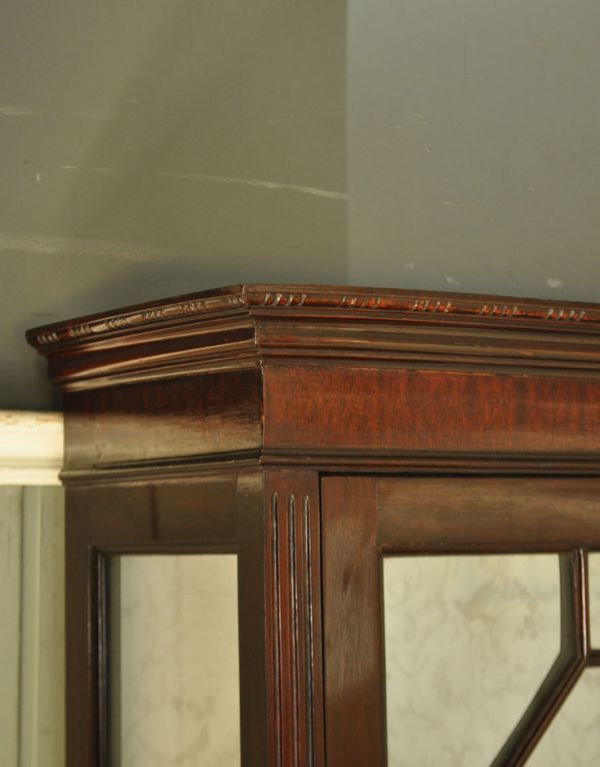 アンティークのキャビネット アンティーク家具 上品なアンティークの英国家具、細長いガラスのショーケース。トップのデザインも高級感があってキレイです。(j-1342-f)