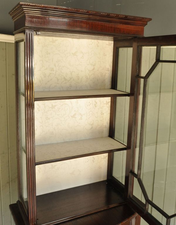 アンティークのキャビネット アンティーク家具 上品なアンティークの英国家具、細長いガラスのショーケース。お皿に限らず、ポストカードや本などもディスプレイできます。(j-1342-f)